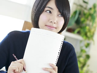 保存料について勉強している女性