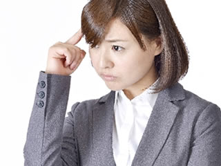 危険性のある保存料に頭を痛める女性