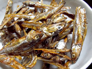 小皿に盛られた小魚