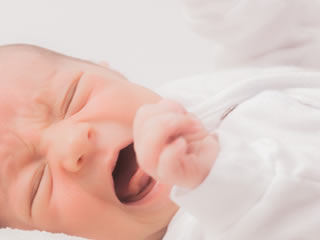 下痢の腹痛で泣きじゃくる赤ちゃん