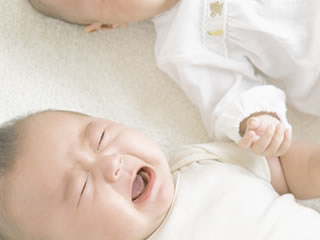 吐乳が多い顔がそっくりの双子の赤ちゃん