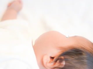 乳糖不耐症の疑いがあり自宅ケアされる赤ちゃん