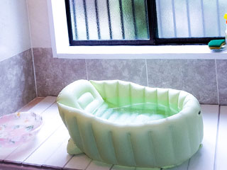 お風呂に置かれた赤ちゃん用の浴槽