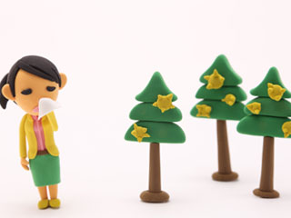 杉花粉で鼻を押さえる女性