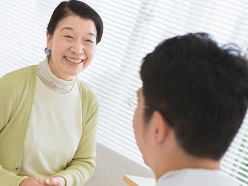 病院で以下から予防接種についての説明を受けている女性