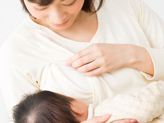 母乳を吸わせる母親
