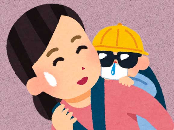 帽子とマスクとサングラスをして母親におんぶされている赤ちゃん