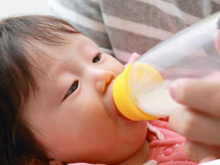 哺乳瓶からミルクを飲む赤ちゃん
