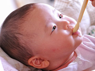 離乳食を食べる赤ちゃん