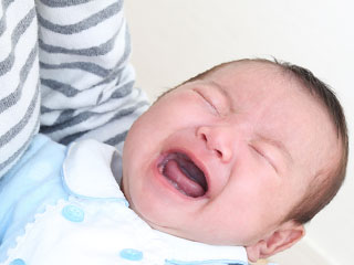 抱っこされた赤ちゃんが泣く