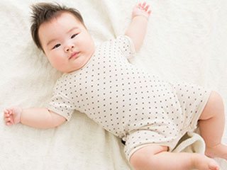 仰向けに寝る赤ちゃん
