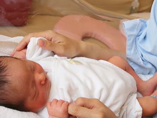 保育器で眠る新生児