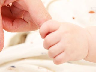 大人の指を握る赤ちゃん