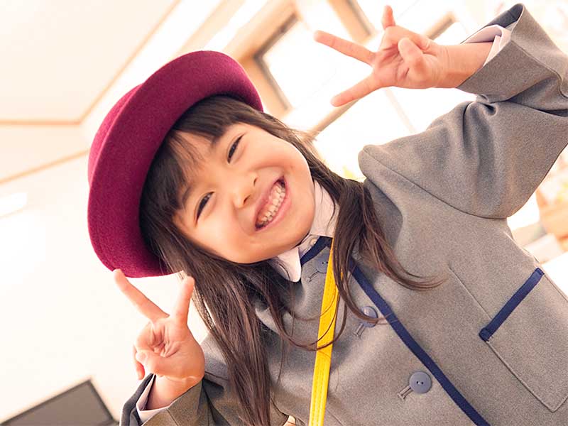 保育園に登園して笑顔の女の子