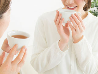 紅茶を飲む女性二人