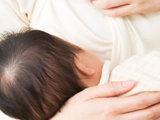 母乳を飲む赤ちゃん