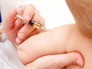乳児の腕に注射する