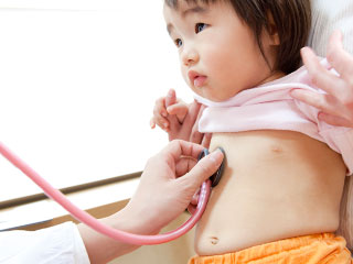 診察を受ける子供
