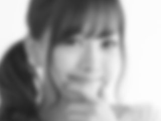 白黒のぼけた女性の顔