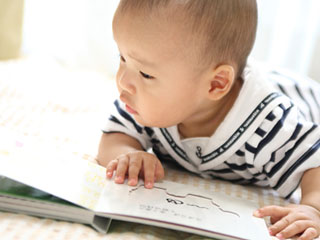 絵本を見つめる赤ちゃん