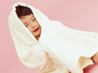 お風呂上がりでタオルに包まった赤ちゃん