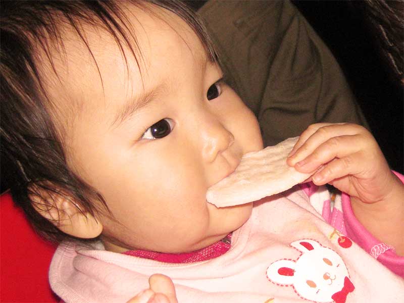 お菓子を食べている赤ちゃん