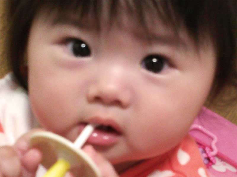 赤ちゃん用歯ブラシを咥えている赤ちゃん