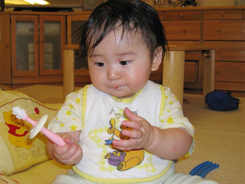 歯ブラシを持っている赤ちゃん