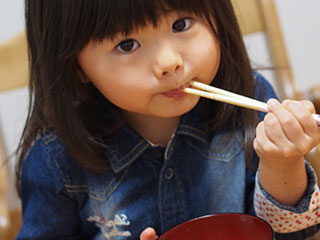 箸を口に入れる幼児