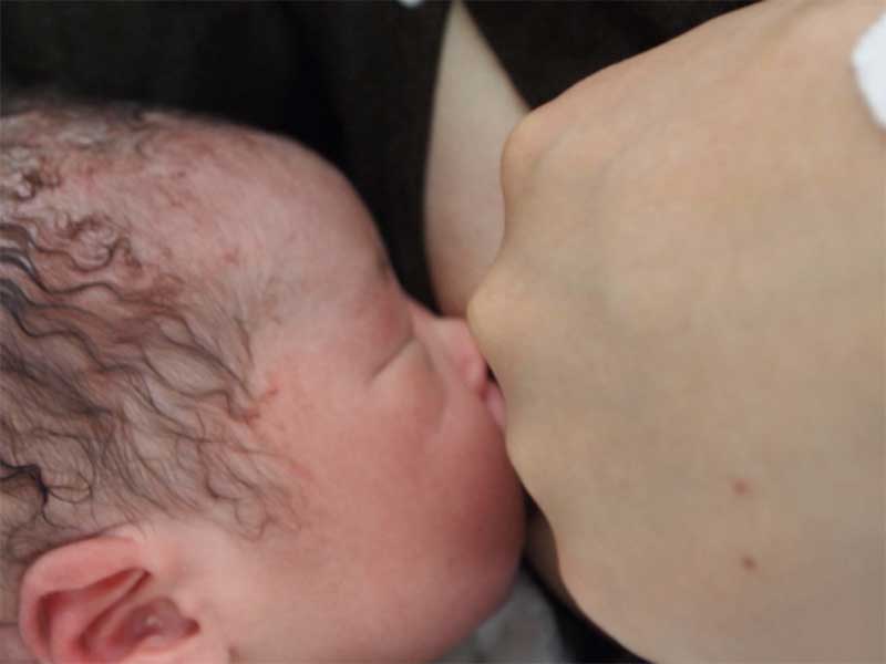 授乳されてる新生児