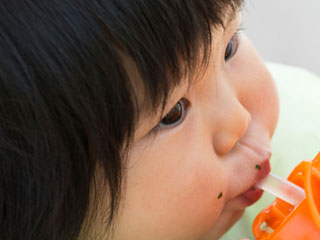 ストローを咥える幼児