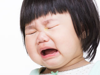 泣く赤ちゃんの目頭に目やに