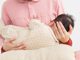 赤ちゃんに母乳を与える母親