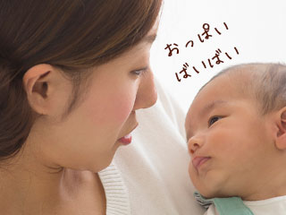 赤ちゃんに話しかける母親