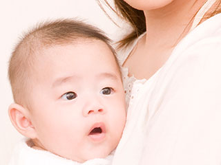 母親の胸に抱かれる赤ちゃん