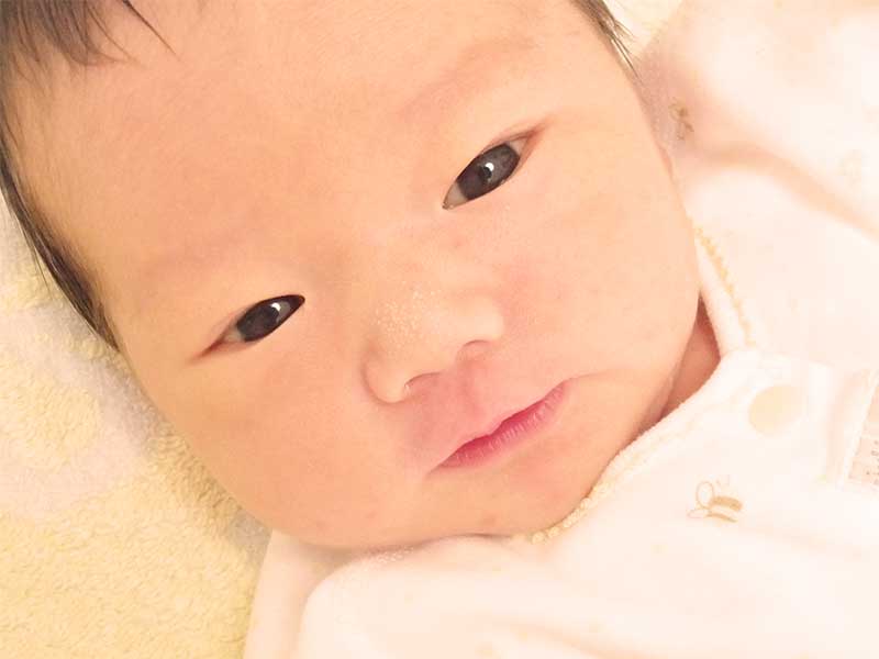 目がぱっちりしている新生児