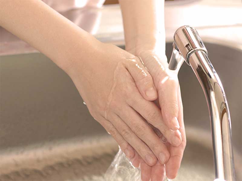 手を洗っている女性の手元