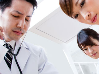 医師と看護師に囲まれて