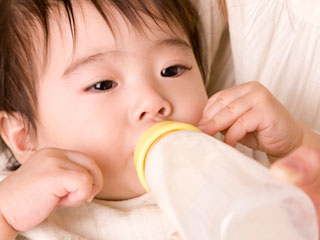 哺乳瓶を空にする赤ちゃん