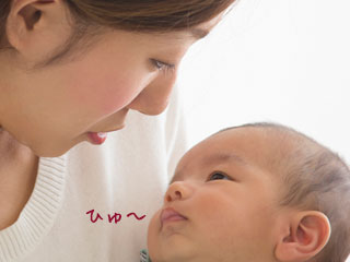 抱っこした赤ちゃんの息を聞く母親