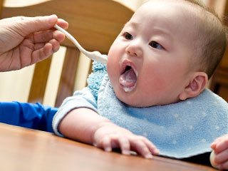 離乳食を食べる乳児