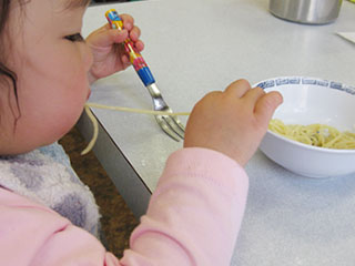 麺を食べる赤ちゃん