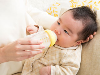赤ちゃんにミルクを飲ませる