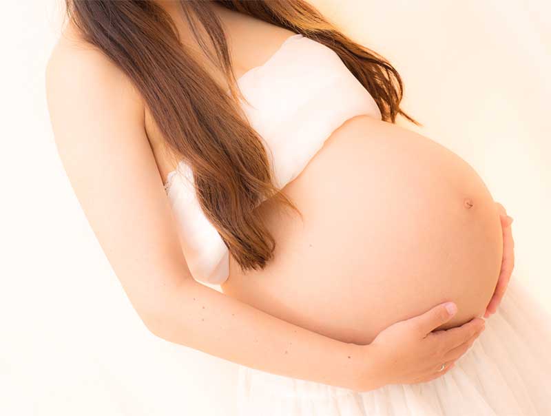 マタニティーブラをしている妊婦