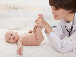 赤ちゃんの体を調べる女医