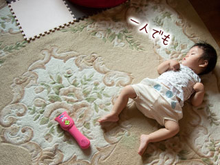 部屋に一人で居る赤ちゃん