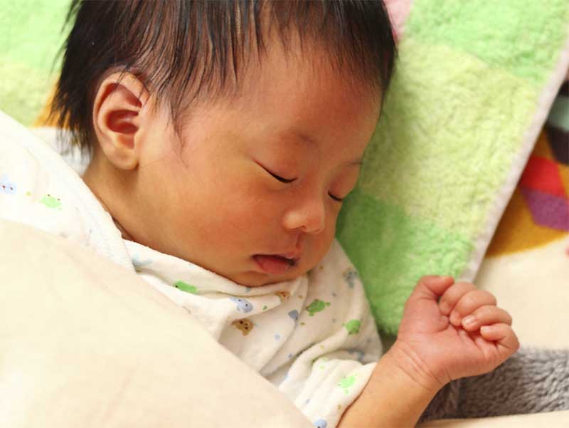 寝ている新生児