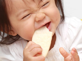 手づかみで食べる赤ちゃん