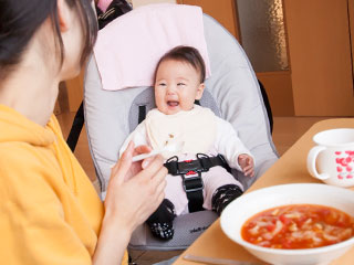 母親と一緒に食事する赤ちゃん