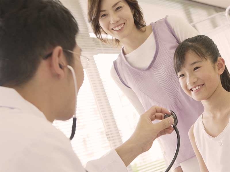 病院で診察を受けている女の子
